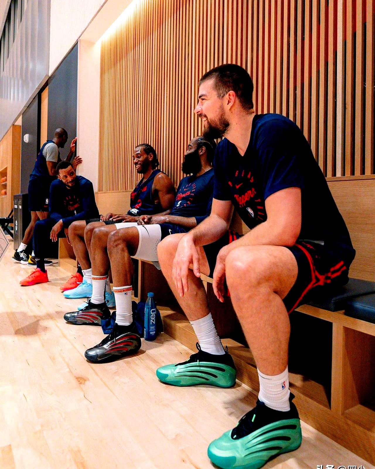 洛杉矶快船发布备战花絮，关键时刻单刀错失，欧篮联任务艰巨，控场能力受关注